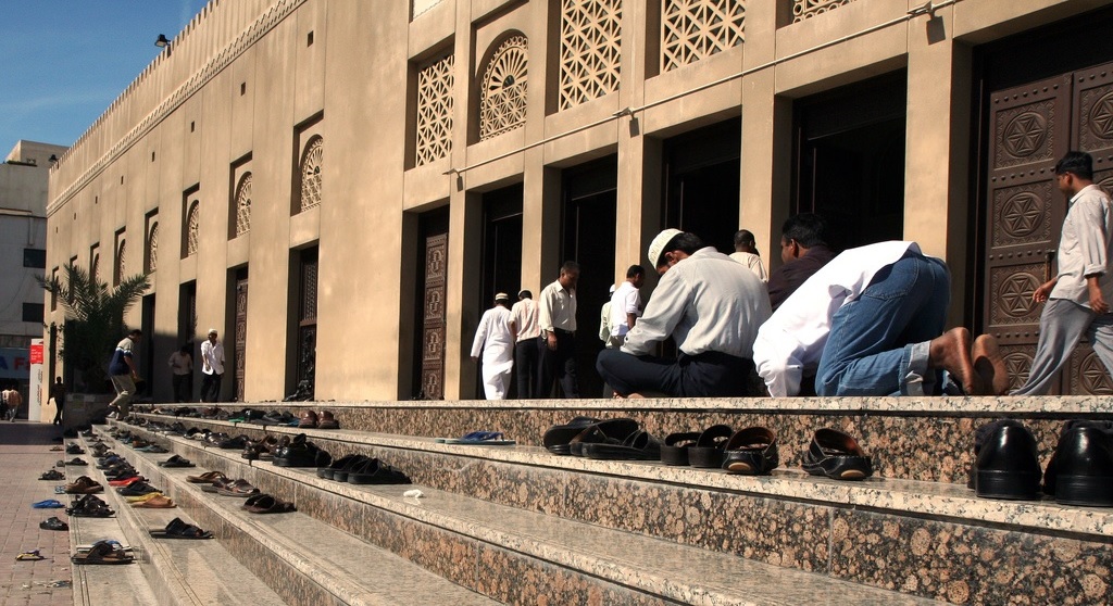 Kasut dan Stokin di Masjid