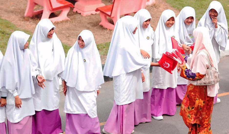 Pelajar-pelajar sekolah Maahad Muhammadi Perempuan